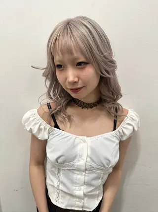 ミディアム カラー ひな ハイトーンのヘアスタイル