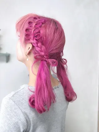 セミロング カラー パーマ ヘアアレンジ 推し活専用 【派手髪】飯野ゆかりのヘアスタイル