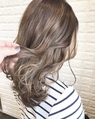 ミディアム カラー 西本 夏美のヘアスタイル