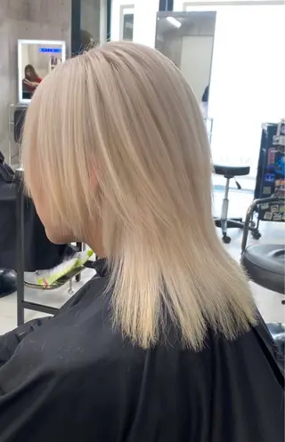 セミロング カラー HARUKA🖤 ハイトーンのヘアスタイル