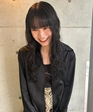 ロング カラー パーマ qiie ワンカラー ダブルカラーのヘアスタイル