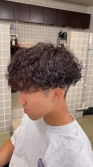ミディアム パーマ ヘアアレンジ メンズ 艶カラー の達人のヘアスタイル