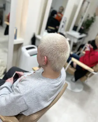 ショート カラー ブリーチ特化型✂️ ハイトーンカラー👨のヘアスタイル