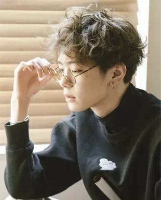 ショート パーマ メンズ 透明感カラー🫧 nanamiのヘアスタイル