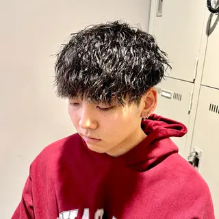 ミディアム パーマ ヘアアレンジ メンズ 顔まわりカット の達人のヘアスタイル