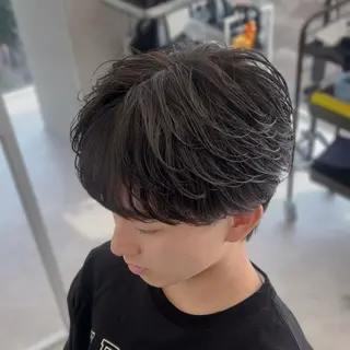 ミディアム メンズ フェザー/ゆるふわ パーマ/鐘ヶ江 航青のヘアスタイル