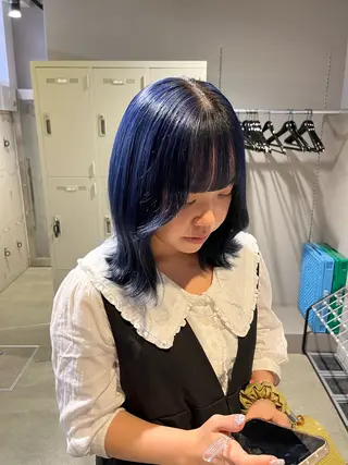 セミロング 寒色＆ブリーチ特化 寒色MiOのヘアスタイル