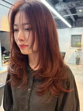 セミロング 小山洋次/阪急茨木/ 透明感カラーショートのヘアスタイル