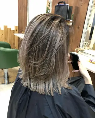 ミディアム 韓国レイヤー外国人風 透明感カラー髪質改善のヘアスタイル