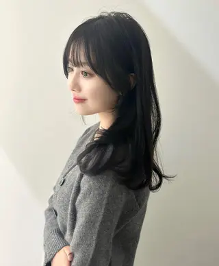 セミロング 𝐍𝐎𝐑𝐀 𝐇𝐀𝐈𝐑 𝐒𝐀𝐋𝐎𝐍所属・中嶋蓮 透明感カラー韓国ヘアのヘアスタイル