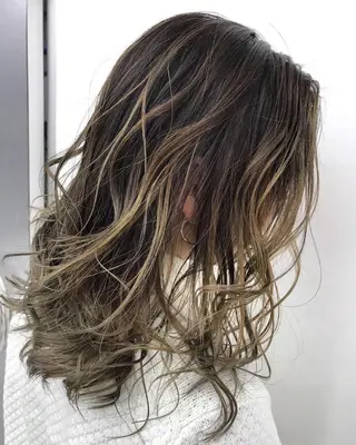 セミロング 白髪ぼかしハイライト めさきすずなのヘアスタイル