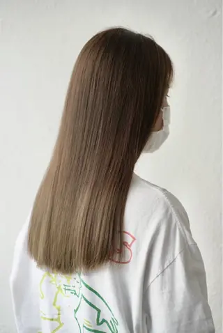 セミロング カラー 平良 那生のヘアスタイル