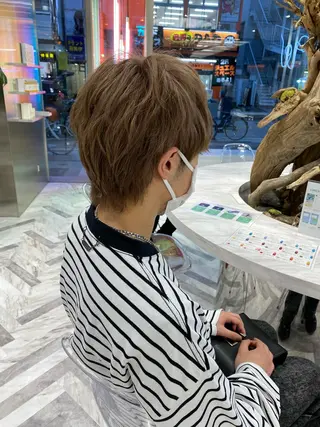 ショート 透け感ベージュ ／ミハルのヘアスタイル