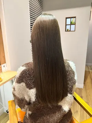ロング カラー ツキダテ ユイのヘアスタイル
