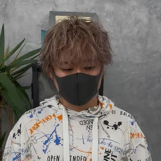 カラー メンズ メンズハイライト ／メンズミルクティーのヘアスタイル