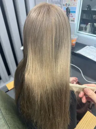 カラー 籔上 凜のヘアスタイル