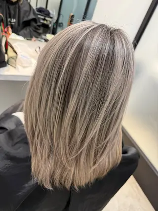 ミディアム salowin所属・ハイトーンカラー 馬場みなみのヘアスタイル