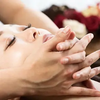 星｜ 小顔矯正/骨盤矯正のエステ・リラクイメージ