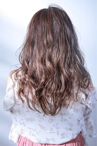 ロング カラー 伊藤 裕貴のヘアスタイル