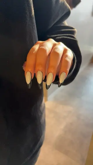 ネイル しおん🎶|ひと 癖ニュアンス|個性派のネイルデザイン