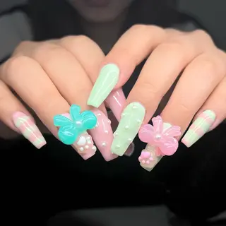 ネイル ⁸ᵃᵖᵖʸ🐝⋆゜ MöEのネイルデザイン