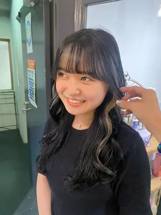 ロング カラー 梅田ハイトーン チダ ヒナノのヘアスタイル