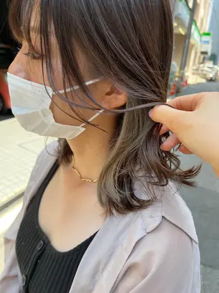 ミディアム カラー ノイシキ サキのヘアスタイル