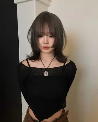 セミロング Hanaka🐈‍⬛ 海外×ニュアンスのヘアスタイル