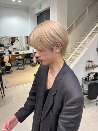 メンズ VIEW SHINSAIBASHI所属・ハイトーンカラー/ 艶髪カラー/タクミのヘアスタイル