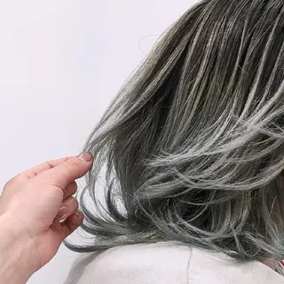 セミロング TONI&GUY所属・Otsuka Satsukiのヘアスタイル