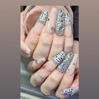 ネイル フラワー ムーンのネイルデザイン