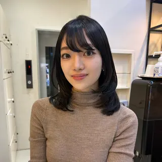 ミディアム 顔まわりレイヤー/ 透明感カラー/アヤノのヘアスタイル