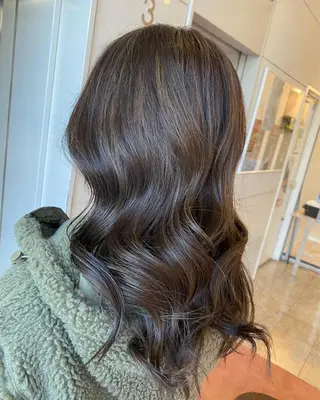 セミロング 白髪ぼかしハイライト めさきすずなのヘアスタイル