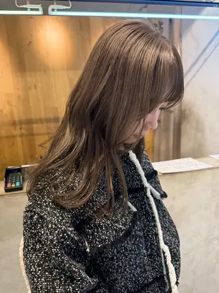 セミロング カラー ミルクティー× グレージュMOMOのヘアスタイル