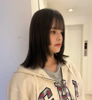 ミディアム あやか/ベージュ /透け感カラーのヘアスタイル