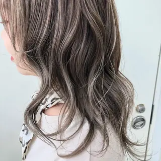 セミロング カラー ANNA /艶髪/ハイトーンのヘアスタイル