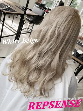 セミロング カラー N4C エヌフォーシーのヘアスタイル