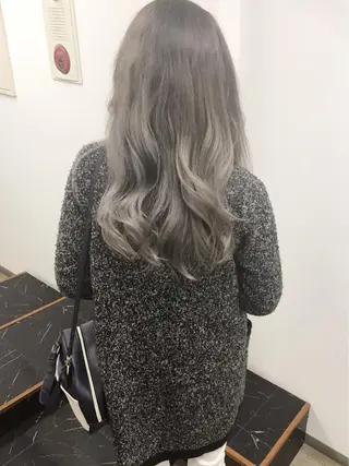 ロング カラー ヤナ マネージャーのヘアスタイル