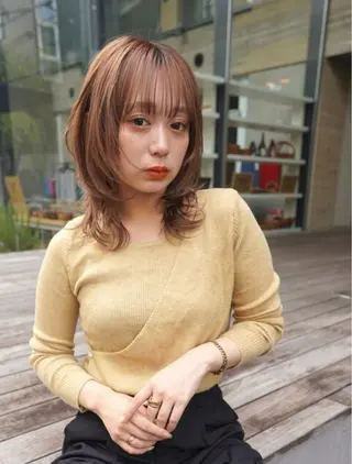 セミロング カラー ニュアンスパーマ/ 毛流れ/ハイトーンのヘアスタイル