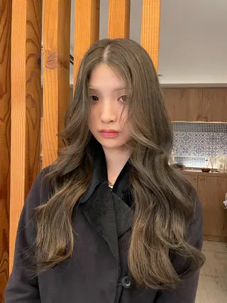 ロング カラー リカ/ハイトーン ・オリーブ🍀のヘアスタイル