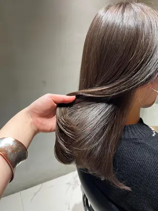 セミロング カラー カジュアルを女っぽく 𝗮𝘆𝗮𝗰𝗼のヘアスタイル