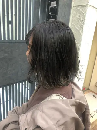 ミディアム カラー ウルフカット／吉村 桃子のヘアスタイル