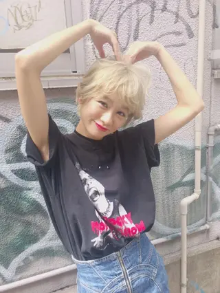 ショート カラー ウルフカット／吉村 桃子のヘアスタイル