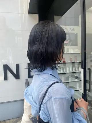 ミディアム カラー ヘアアレンジ 青髪特化🩵ブリーチ ハッシュカットのヘアスタイル