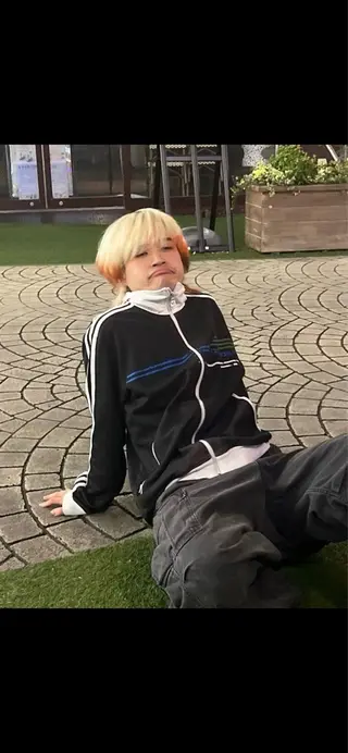 カラー センターパート/眉毛 メンズカットNEXTのヘアスタイル