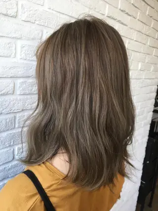 ミディアム カラー 乳井 悠香のヘアスタイル