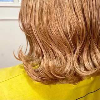 ミディアム カラー BRITS 渡辺 菜々子のヘアスタイル