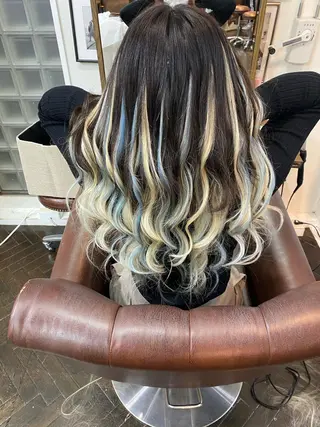 ロング カラー モモカ/ハイトーン /バレイヤージュのヘアスタイル