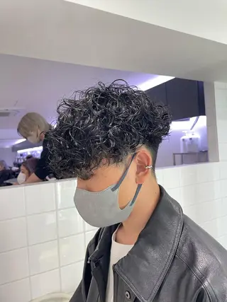 ミディアム パーマ ヘアアレンジ メンズ 艶カラー の達人のヘアスタイル