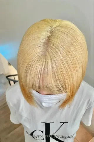 カラー 🎀ボブ＋ハイトーン シュカ👶🏻のヘアスタイル